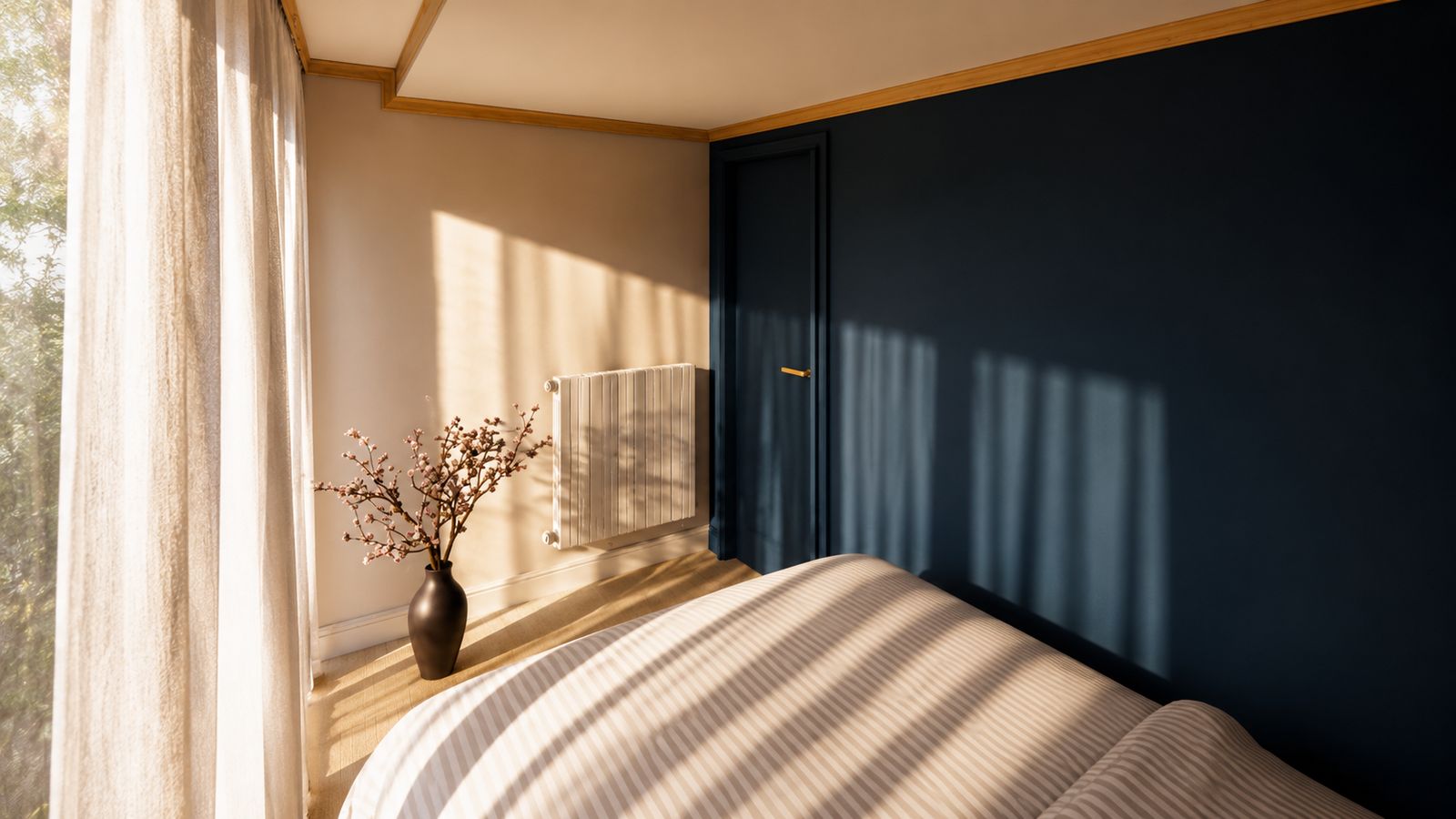 Chambre bleu Vernois baignée de lumière à travers les voilages